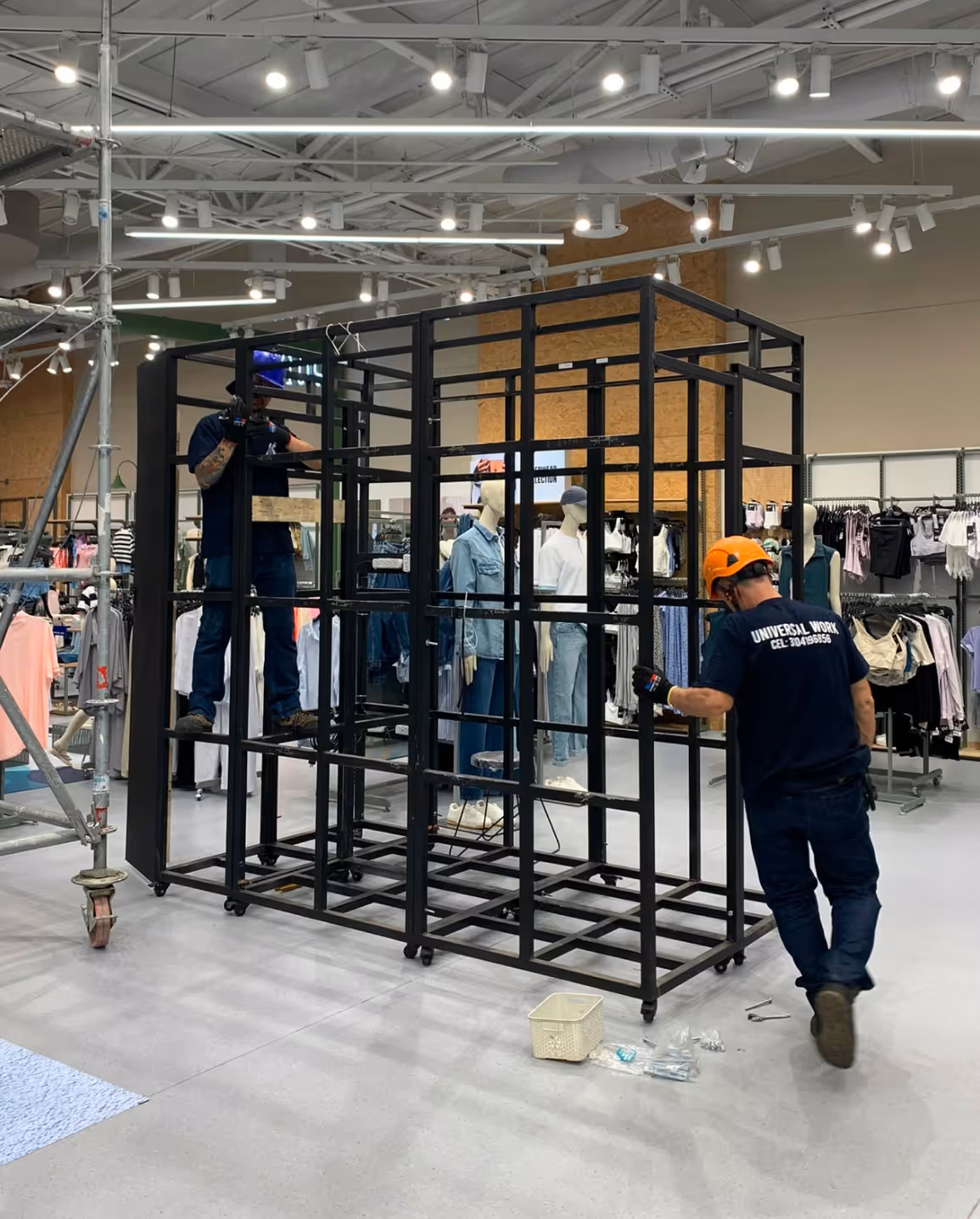 NEA Studio immersive retail experience, GEF interactive fitting room metal structure being assembled inside fashion store for GEF Music Vestier Interactivo activation